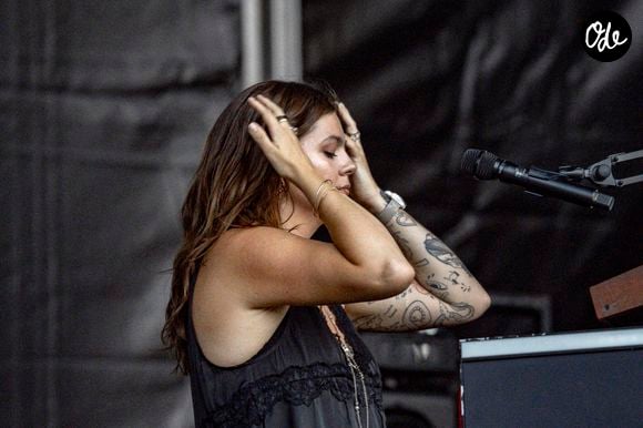 Louane se produit sur la scène du festival "Printemps de Pérouges" au château de Saint-Maurice-de-Rémens (01 - France) le 28/06/2026. © Sandrine Thesillat/Psnewz/Bestimage
