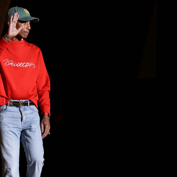 Le rappeur, producteur et créateur de mode américain Pharrell Williams reçoit un diplôme de la directrice générale de l'UNESCO A.Azoulay en tant qu'Ambassadeur de bonne volonté de l'UNESCO pour les arts, l'éducation et l'entreprenariat, au siège de l'UNESCO, à Paris, le 17 décembre 2024. 
© Stéphane Lemouton / Bestimage