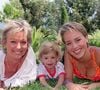 Et elle a eu des amants dont certains, dit-elle, avaient "l'âge de sa fille".
Rendez-vous "Evelyne Leclercq" fille Céline et petit-fils Tom à Cannes exclusif "plan serré" 26/07/2000 Coadic Guirec / Bestimage