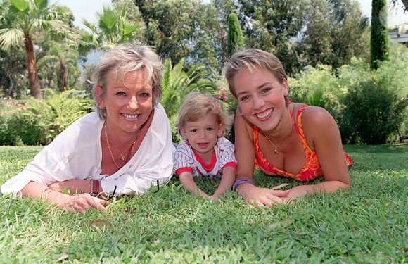 Et elle a eu des amants dont certains, dit-elle, avaient "l'âge de sa fille".

Rendez-vous "Evelyne Leclercq" fille Céline et petit-fils Tom à Cannes exclusif "plan serré" 26/07/2000 Coadic Guirec / Bestimage