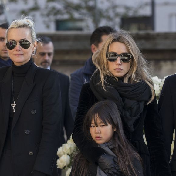 Laeticia Hallyday, ses filles Jade et Joy, Laura Smet et David Hallyday devant le cercueil de Johnny Hallyday le 9 décembre 2017 - © Borde - Jacovides Bestimage