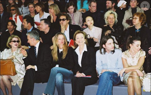 En termes de comédie romantique, Elodie Bouchez et Thomas Bangalter ont l’air de connaître la musique !

Catherine Deneuve, Bernard Arnault, Delphine Arnault, Lee Radziwill, Thomas Bangalter, Elodie Bouchez - People au défilé PAP Louis Vuitton automne-hiver 2003 le 10 mars 2003 RINDOFF-BORDE / BESTIMAGE