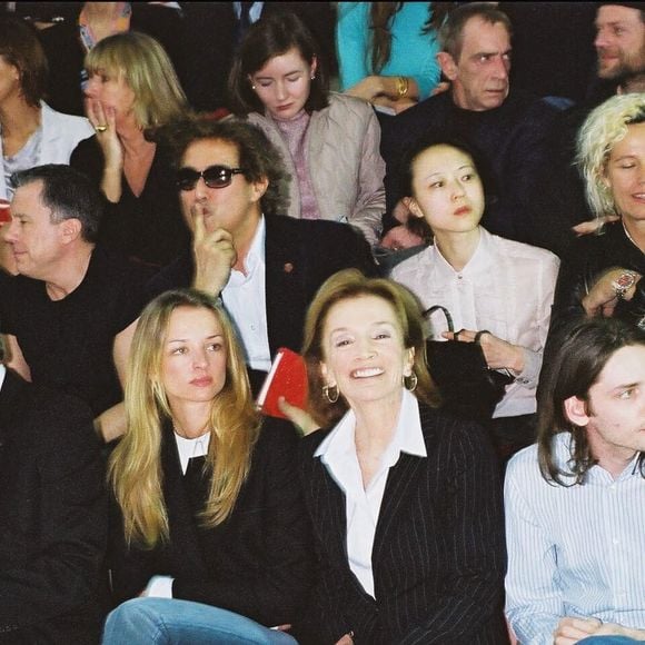 En termes de comédie romantique, Elodie Bouchez et Thomas Bangalter ont l’air de connaître la musique !

Catherine Deneuve, Bernard Arnault, Delphine Arnault, Lee Radziwill, Thomas Bangalter, Elodie Bouchez - People au défilé PAP Louis Vuitton automne-hiver 2003 le 10 mars 2003 RINDOFF-BORDE / BESTIMAGE