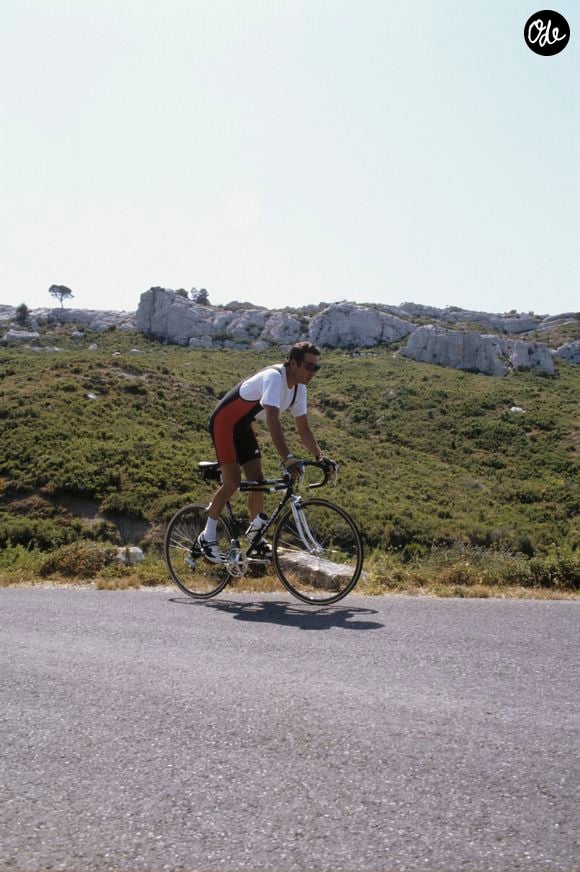 Août 1993 En France, Michel Drucker, faisant différentes activités, pratiquant le, cyclisme, sur un vélo, en tenue de cycliste. © Michel Marizy via Bestimage
