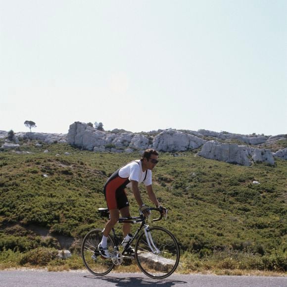 Août 1993 En France, Michel Drucker, faisant différentes activités, pratiquant le, cyclisme, sur un vélo, en tenue de cycliste. © Michel Marizy via Bestimage