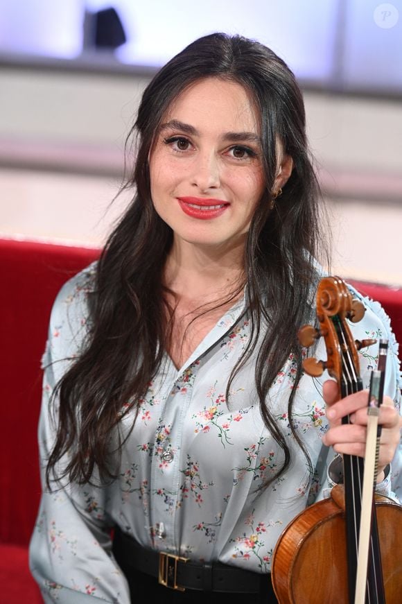 Ou encore, la violoniste Esther Abrami.
Exclusif - La violoniste Esther Abrami - Enregistrement de l'émission "Vivement dimanche" aux studios Rive Gauche, présentée par M.Drucker et diffusée le 5 octobre 2025 sur France.