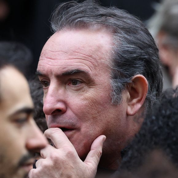 Et pour lui, en tant que compagnon, cette situation a été très "difficile à vivre".

Jean Dujardin - Sorties des obsèques du réalisateur Bertrand Blier en l'église Saint-Roch à Paris le 29 janvier 2025. © Dominique Jacovides/Bestimage