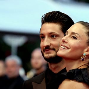 Pierre Niney et sa femme Natasha Andrews - Montée des marches du film « Mascarade  » lors du 75ème Festival International du Film de Cannes. Le 27 mai 2022
© Dominique Jacovides / Bestimage