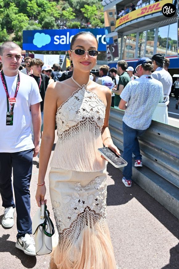 À l'occasion du Grand Prix de Monaco, l'épouse de Charles Leclerc a une nouvelle fois attiré tous les regards avec un ensemble ivoire particulièrement sophistiqué, quelques heures seulement après avoir déjà marqué les esprits avec deux autres robes.


 Alexandra Leclerc au Grand prix de Monaco © Manuele Mangiarotti/IPA via ZUMA Press/Bestimage
