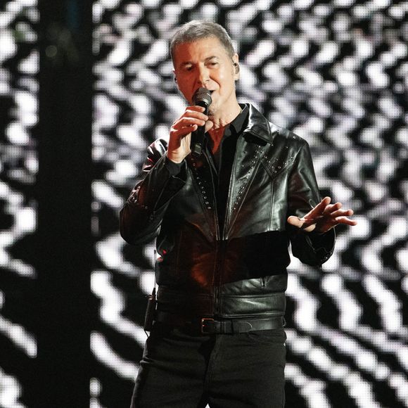 Si les dernières années furent éprouvantes pour le célèbre chanteur, il dit avoir trouvé un moyen de s'apaiser quand la vie est trop difficile : celui de la religion.

Etienne Daho se produit sur scène lors des 39e Victoires de la Musique à la Seine Musicale le 9 février 2024 à Boulogne-Billancourt.