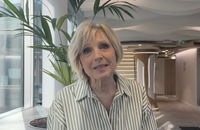 Evelyne Dhéliat adresse de jolis mots à Jacques Legros pour son passage dans "C l'hebdo". France 5