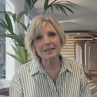 On ne le savait pas mais Evelyne Dhéliat est la voisine d'une autre star de TF1 en Corse ! "C'est génial !"