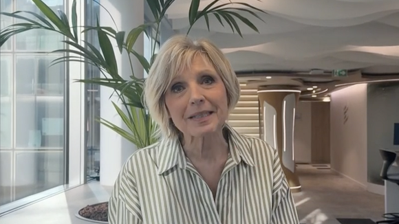 On ne le savait pas mais Evelyne Dhéliat est la voisine d'une autre star de TF1 en Corse ! "C'est génial !"