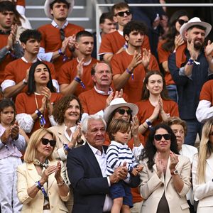 Sebastián Nadal, Ana María Parera, Xisca Perello, Rafael Junior, Maribel Nadal - Hommage à Rafael Nadal lors des Internationaux de France de Tennis de Roland Garros 2025, sur le court Philippe-Chatrier au Complexe Roland-Garros à Paris, France, le 25 mai 2025. © Corinne Dubreuil/Pool FFT/Bestimage