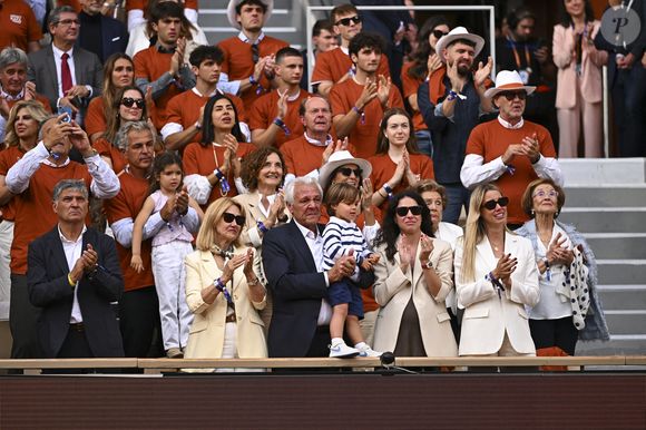 Sebastián Nadal, Ana María Parera, Xisca Perello, Rafael Junior, Maribel Nadal - Hommage à Rafael Nadal lors des Internationaux de France de Tennis de Roland Garros 2025, sur le court Philippe-Chatrier au Complexe Roland-Garros à Paris, France, le 25 mai 2025. © Corinne Dubreuil/Pool FFT/Bestimage