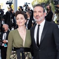 Nathalie Péchalat et Jean Dujardin chacun de leur côté : pour les vacances, les parents de Jeanne et Alice loin l'un de l'autre