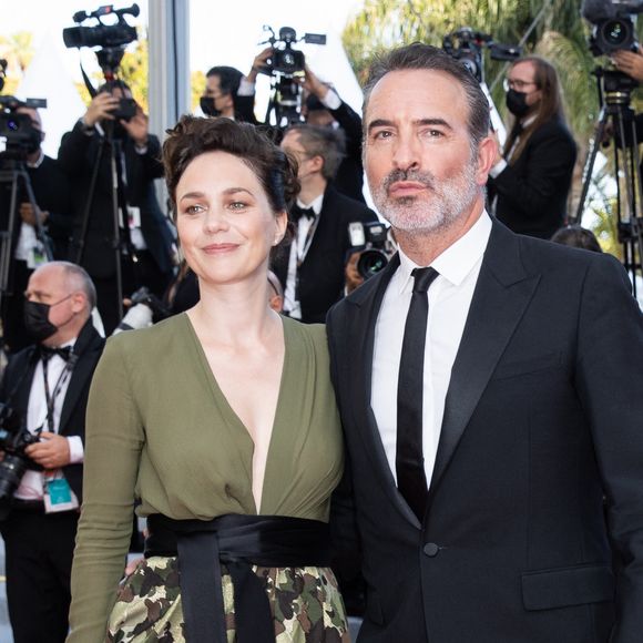 Jean Dujardin et Nathalie Péchalat profitent chacun de leur côté

Jean Dujardin et Nathalie Péchalat - Montée des marches du film "OSS 117 : Alerte rouge en Afrique Noire" lors du 74ème Festival International du Film de Cannes. 
© Borde-Jacovides-Moreau / Bestimage
