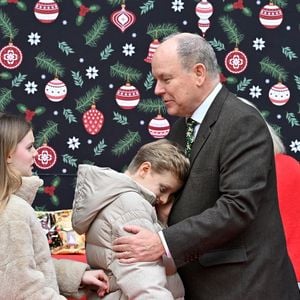 Le prince Albert II de Monaco, la princesse Charlene et leurs enfants la princesse Gabriella et le prince héréditaire Jacques ont accueilli les enfants monégasque pour le traditionnel arbre de Noël du Palais à Monaco, le 17 décembre 2025. La famille princière a assisté à un spectacle dans la cour d'honneur du Palais puis a distribué cadeaux et friandises avec l'aide de la princesse Stéphanie de Monaco, et de ses enfants, Louis Ducruet et Camille Gottlieb. © Bruno Bebert/Bestimage