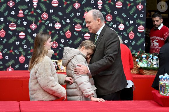Le prince Albert II de Monaco, la princesse Charlene et leurs enfants la princesse Gabriella et le prince héréditaire Jacques ont accueilli les enfants monégasque pour le traditionnel arbre de Noël du Palais à Monaco, le 17 décembre 2025. La famille princière a assisté à un spectacle dans la cour d'honneur du Palais puis a distribué cadeaux et friandises avec l'aide de la princesse Stéphanie de Monaco, et de ses enfants, Louis Ducruet et Camille Gottlieb. © Bruno Bebert/Bestimage