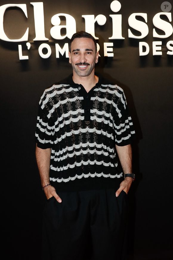 Après plusieurs heures passées à l'hôpital, Adil Rami et Louana Franco ont pu regagner leur hôtel et, fort heureusement, dès le lendemain tout allait déjà beaucoup mieux et leurs vacances pouvaient reprendre plus sereinement.

Exclusif - Adil Rami - Avant-première du docu-série "Clarisse, dans l'ombre des stars" produit par Mediawan et porté par Clarisse Castan et qui sera diffusé sur 6Ter et Netflix en fin de mois au siège social de Médiawan à Paris, France, le 01 juillet 2025. © Christophe Clovis / Bestimage