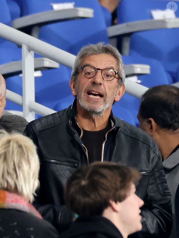 Michel Cymes - People des les tribunes de la coupe du Monde de Rugby France 2023 - Match de quart de finale "France-Afrique du Sud (28-29)" au Stade de France à Saint-Denis 15 octobre 2023. © Moreau-Jacovides/Bestimage