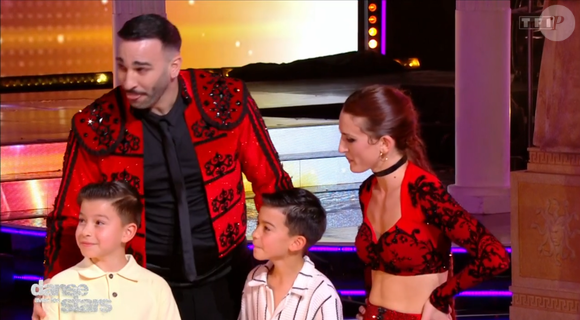 Adil Rami et ses jumeaux dans "Danse avec les stars", capture d'écran TF1
