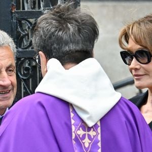 Nicolas Sarkozy et son épouse Carla Bruni aux funérailles de B. Chirac à la basilique Sainte-Clotilde à Paris (7e) le 12 juin 2026. L’ancienne première dame de France est décédée le 5 juin 2026 à l’âge de 93 ans. 
© Jacovides / Liewig / Bestimage
