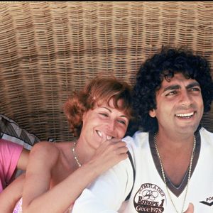 Archives - Enrico Macias avec sa femme Suzy et leurs filles - Saint-Tropez, 1978. © DANIEL ANGELI / BESTIMAGE