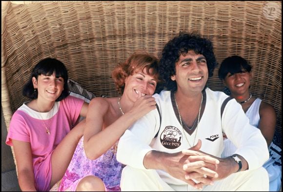 Archives - Enrico Macias avec sa femme Suzy et leurs filles - Saint-Tropez, 1978. © DANIEL ANGELI / BESTIMAGE