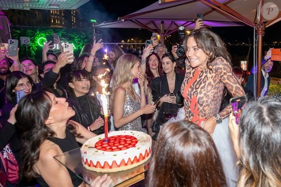 Autre surprise : une démonstration de pole dance par Audrey Mendez, professeure attitrée de Sandra Sisley, qui a conquis les invités, notamment Alain Terzian, Jennifer Ayache, Elisa Bachir Bey et Raphaël Lamaman

Exclusif - Sandra Sisley (anniversaire) lors d'une soirée  à la suite Sandra & Co lors du Festival International des Séries de Cannes, Canneseries Saison 8, à l’hôtel JW Marriott Cannes le 25 avril 2025.
© Aurelio Stella / William Sanches Tavares / Bestimage
