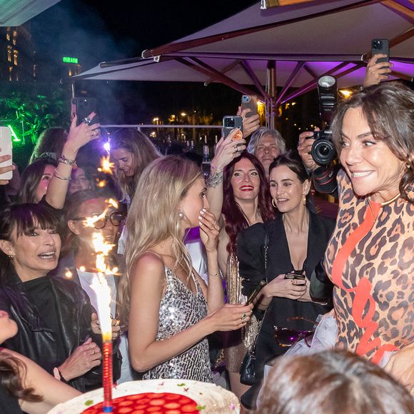 Autre surprise : une démonstration de pole dance par Audrey Mendez, professeure attitrée de Sandra Sisley, qui a conquis les invités, notamment Alain Terzian, Jennifer Ayache, Elisa Bachir Bey et Raphaël Lamaman

Exclusif - Sandra Sisley (anniversaire) lors d'une soirée  à la suite Sandra & Co lors du Festival International des Séries de Cannes, Canneseries Saison 8, à l’hôtel JW Marriott Cannes le 25 avril 2025.
© Aurelio Stella / William Sanches Tavares / Bestimage