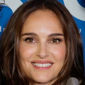 Au cours de ce séjour, elle a notamment découvert les calanques, les arènes d'Arles et l'exposition de la photographe Shelby Duncan.

Natalie Portman à l'avant-première du film d'animation "Arco", produit par N.Portman à l'UGC Ciné Cité Bercy à Paris, le 12 octobre 2025. 

© Julien Sarkissian / Bestimage