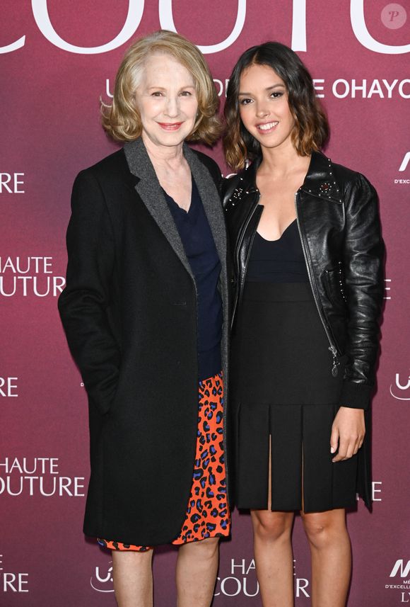 "Tu continueras de m’inspirer à l’infini. Toi qui cachais tes quatre Césars derrière ta bibliothèque… l’humilité d’une grande dame. Il n’y en aura pas deux comme toi. Tu laisseras une trace indélébile dans nos yeux et dans nos cœurs", a écrit Lyna Khoudri en légende d'une série de photos d'elles deux.

Nathalie Baye et Lyna Khoudri - Avant première du film "Haute couture" au cinéma UGC Cité Ciné Les Halles à Paris le 2 novembre 2021. © Coadic Guirec/Bestimage