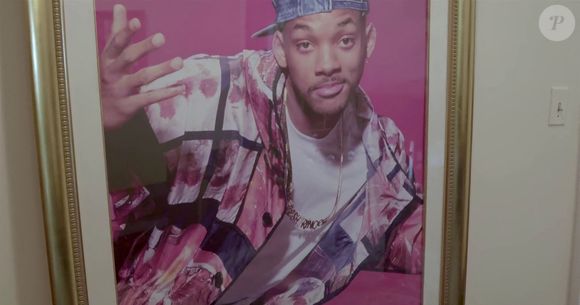 Elle est située sur une immense propriété de 3600 mètres carrés, comprenant un grand jardin et une piscine à l'extérieur

Pour célébrer le 30e anniversaire du Prince de Bel Air, Will Smith participe au lancement du manoir de Bel-Air sur Airbnb ! 
Crédit : Backgrid UK/ Bestimage