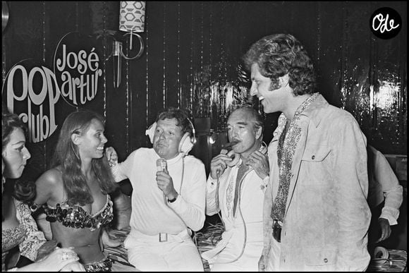 Info - 40ème anniversaire de la mort de Joe Dassin le 20 août - ARCHIVES - JOSE ARTUR LORS DE SON EMISSION DE RADIO "POP CLUB" A SAINT TROPEZ AVEC EDDIE BARCLAY ET JOE DASSIN. ROLAND SCHOOR / BESTIMAGE