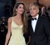 Le comédien a notamment expliqué comment ses enfants ont choisi une tradition spécifique de leur mère anglo-libanaise, plutôt qu'une autre de leur père né aux États-Unis. 

George Clooney et sa femme Amal Alamuddin Clooney à la projection de "Wolfs" lors du 81ème festival international du film de Venise, la Mostra le 1er septembre 2024.