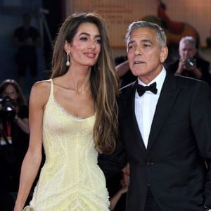 Le comédien a notamment expliqué comment ses enfants ont choisi une tradition spécifique de leur mère anglo-libanaise, plutôt qu'une autre de leur père né aux États-Unis. 

George Clooney et sa femme Amal Alamuddin Clooney à la projection de "Wolfs" lors du 81ème festival international du film de Venise, la Mostra le 1er septembre 2024.