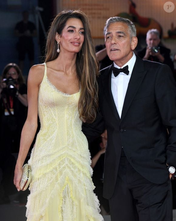 Le comédien a notamment expliqué comment ses enfants ont choisi une tradition spécifique de leur mère anglo-libanaise, plutôt qu'une autre de leur père né aux États-Unis. 

George Clooney et sa femme Amal Alamuddin Clooney à la projection de "Wolfs" lors du 81ème festival international du film de Venise, la Mostra le 1er septembre 2024.