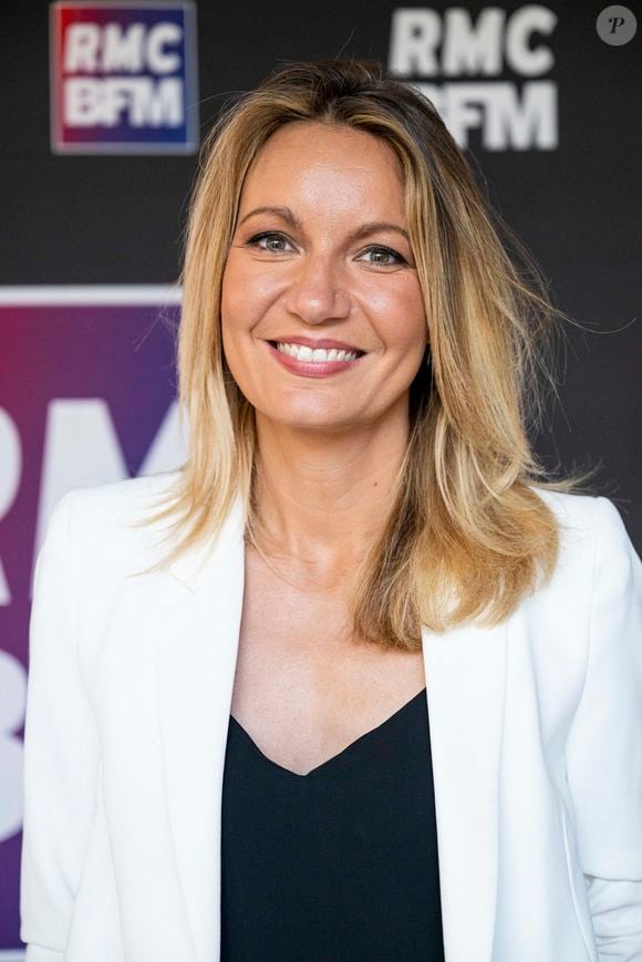 Perrine Storme au photocall de rentrée des journalistes de BFM RMC dans les locaux du groupe CMA CGM à Paris, France, le 26 août 2025. © Pierre Perusseau/Bestimage