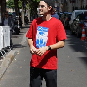 René-Charles Angélil (fils de Céline Dion) pose avec des fans devant l'hôtel Royal Monceau à Paris le 21 juillet 2017.

Photo : Agence / Bestimage