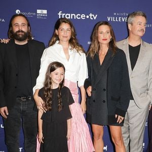 Pour le magazine "ELLE", elle explique pourquoi elle avait dit non à la série à l'époque
Fanny Sidney, Vincent Macaigne, Laetitia Casta, Camille Cottin, Thibault de Montalembert, Nicolas Maury et Elodie Batard Gaultier au photocall de la cérémonie de clôture lors de la 19ème édition du festival du film francophone d'Angoulême, France, le 29 août 2026. © Coadic Guirec/Bestimage