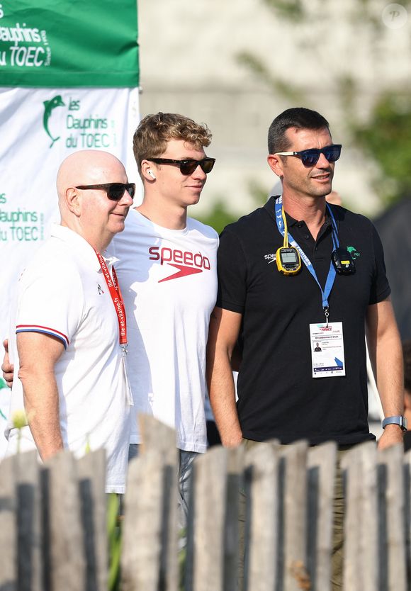 “Tout est différent, non ? Il ne peut plus nager juste pour le bonheur. C’est ce que je lui ai dit”, ajoute Bob Bowman sur Léon Marchand

Léon Marchand, Bob Bowman et Nicolas Castel lors des championnats de France Élites en grand bassin de natation à Rennes, France, le 15 juin 2023. © Mickael Chavet/Zuma Press/Bestimage