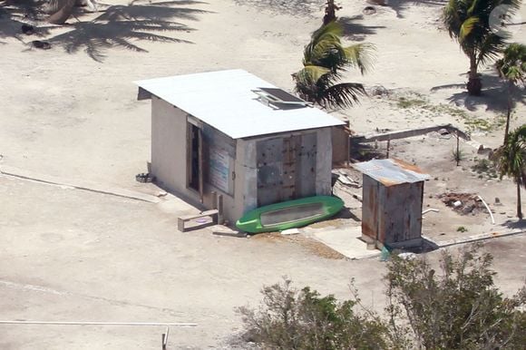 Exclusif -  Vues aériennes de Blackadore Caye, l'île privée au large des côtes du Belize que l'acteur et environnementaliste Leonardo DiCaprio a achetée en 2015 pour 1,75 million de dollars. L'île est bordée de palmiers mourants et le rivage est recouvert d'algues vertes à Blackadore Caye, au Belize, le 5 juin 2021. Coleman-Rayner / Bestimage