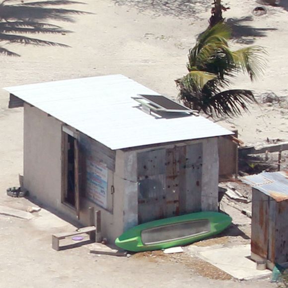 Exclusif -  Vues aériennes de Blackadore Caye, l'île privée au large des côtes du Belize que l'acteur et environnementaliste Leonardo DiCaprio a achetée en 2015 pour 1,75 million de dollars. L'île est bordée de palmiers mourants et le rivage est recouvert d'algues vertes à Blackadore Caye, au Belize, le 5 juin 2021. Coleman-Rayner / Bestimage
