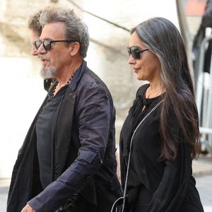 Florent Pagny et sa femme Azucena Caamaño - Arrivées aux obsèques de Thierry Ardisson en l’église Saint-Roch de Paris, France, le 17 juillet 2025. © Clovis-Jacovides/Bestimage