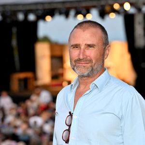 Mais la dynastie s'arrête là.

Alexandre Brasseur  lors de la troisième édition des Théâtrales d'Eze à l'oppidum du Col d'Eze, le 4 août 2025. 
  © Bruno Bebert / Bestimage