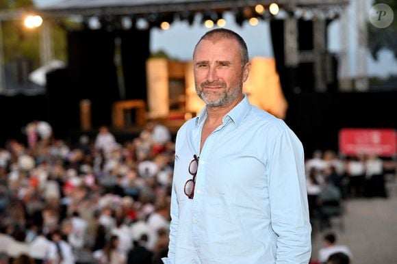 Mais la dynastie s'arrête là.

Alexandre Brasseur  lors de la troisième édition des Théâtrales d'Eze à l'oppidum du Col d'Eze, le 4 août 2025. 
  © Bruno Bebert / Bestimage