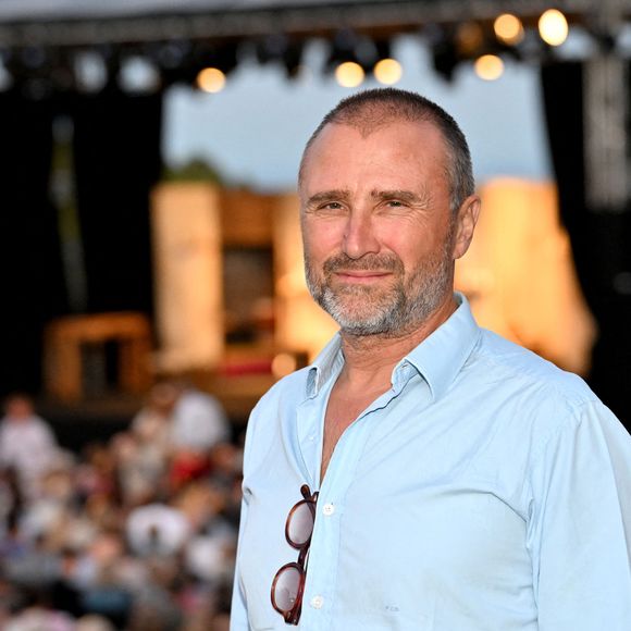 Mais la dynastie s'arrête là.

Alexandre Brasseur  lors de la troisième édition des Théâtrales d'Eze à l'oppidum du Col d'Eze, le 4 août 2025. 
  © Bruno Bebert / Bestimage