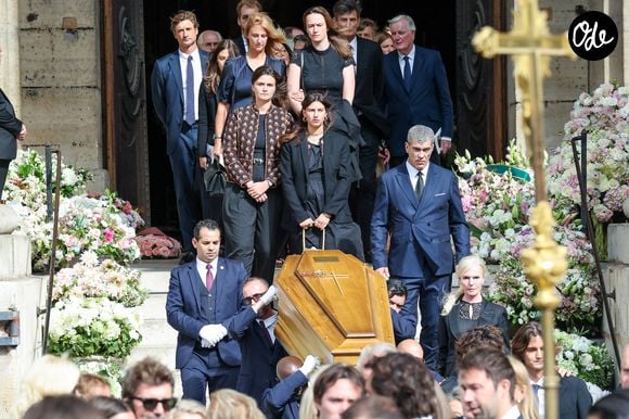 Roxane, Alice et Félix Altmayer, les enfants de Nicolas Altamyer, le compagnon de Mathilde Favier, entourent le cercueil de leur père - Sortie des obsèques de Mathilde Favier en l'église Saint-Sulpice à Paris le 31 aout 2026. © Dominique Jacovides-Cyril Moreau/Bestimage