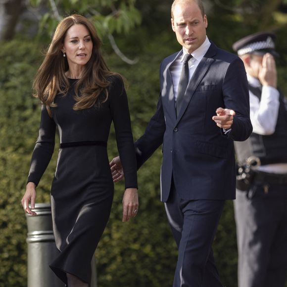 Le prince de Galles William, la princesse de Galles Kate Catherine Middleton à la rencontre de la foule devant le château de Windsor, suite au décès de la reine Elisabeth II d'Angleterre. Le 10 septembre 2022 AGENCE / BESTIMAGE